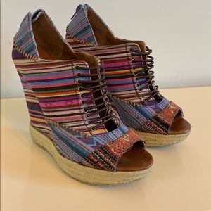 Chinese Laundry Shoes. Size: 8M